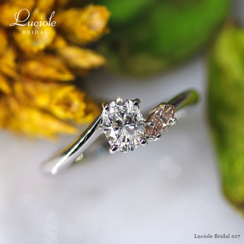 オーバルカット0.455ctのダイヤモンドとピンクダイヤモンドの婚約指輪