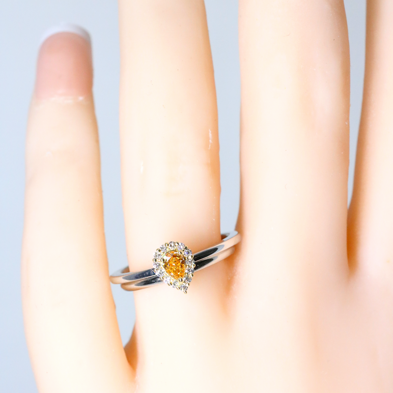 ファンシー インテンス イエロー オレンジ ダイヤモンドの婚約指輪 