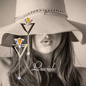 Luciole Collection 124　シャープなデザインが印象的な カラーダイヤモンドピアス
