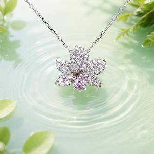 L-302 胸元に咲き誇る、永遠の輝き。希少なピンクダイヤモンドが彩る、蘭の花のペンダント。