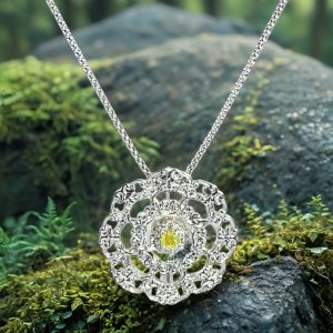 「胸元に咲くトルコの記憶。二つの表情で魅せる、プラチナと稀少な黄金の輝き。」