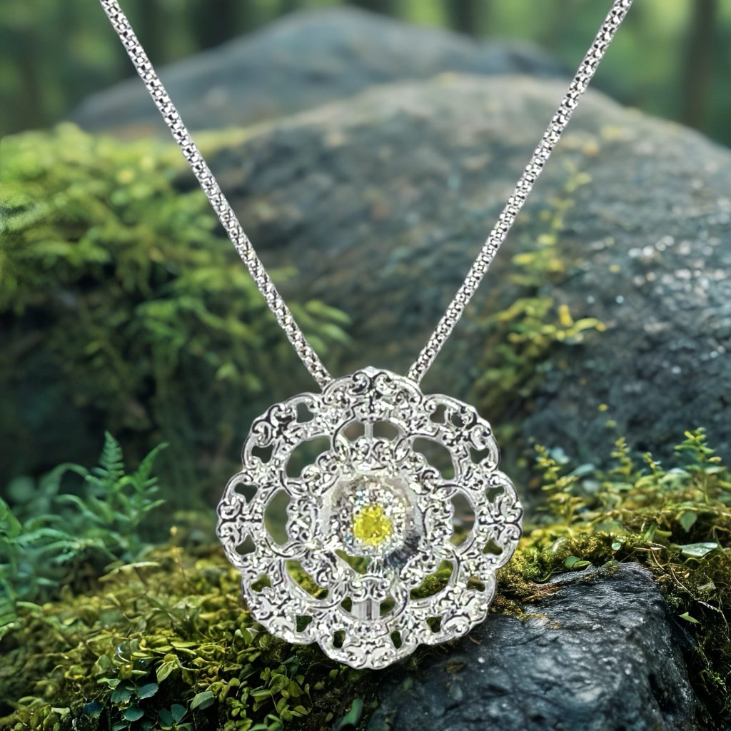 「胸元に咲くトルコの記憶。二つの表情で魅せる、プラチナと稀少な黄金の輝き。」