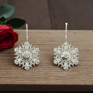 オスマンの夢が咲き誇るファンシーインテンスイエローダイヤモンド ピアス