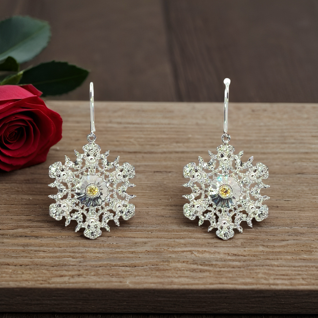 オスマンの夢が咲き誇るファンシーインテンスイエローダイヤモンド ピアス