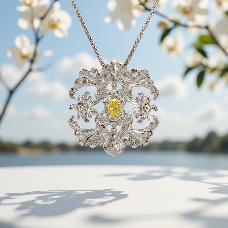 「胸元に灯る、オスマン帝国の栄華。時を越えて輝くファンシーヴィヴィッドイエローの誘惑。」