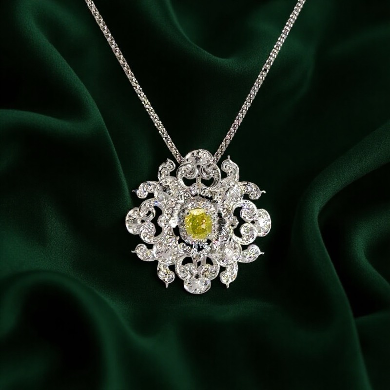 「インテンスな輝きを解き放つ、一点物のマスターピース。ブローチとしても愛でる、美の二重奏」