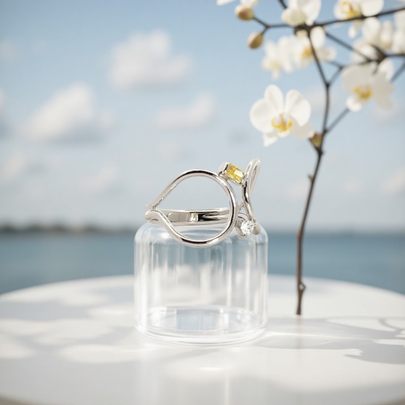 「指先に灯る、純度の高い太陽。響き合うイエローとクリアな煌めきが、日常をアートに変えるモダン・ラグジュアリー」